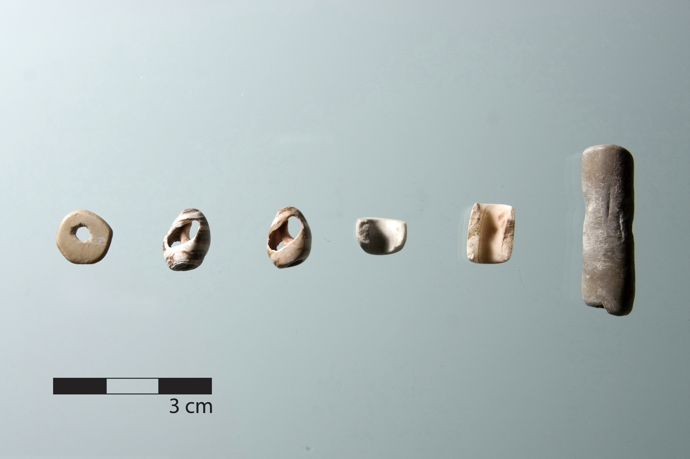 Verschiedene Perlen aus Muschel und Stein (äneolithische und neolithische Schichten).