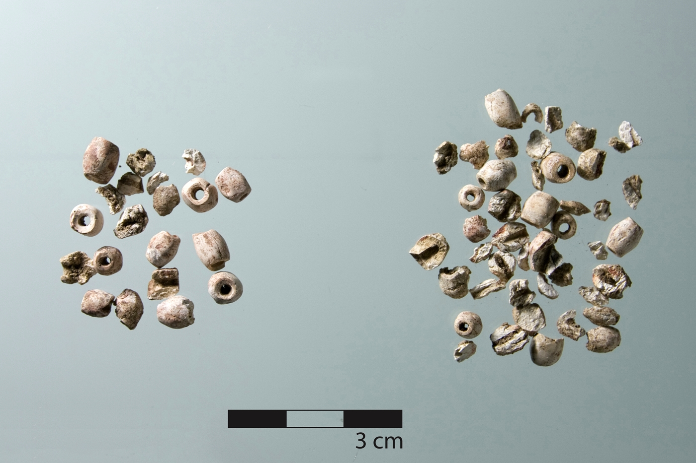 Verschiedene Perlen aus Stein, gefunden in einem Grab in Unit E (MDB 9).
