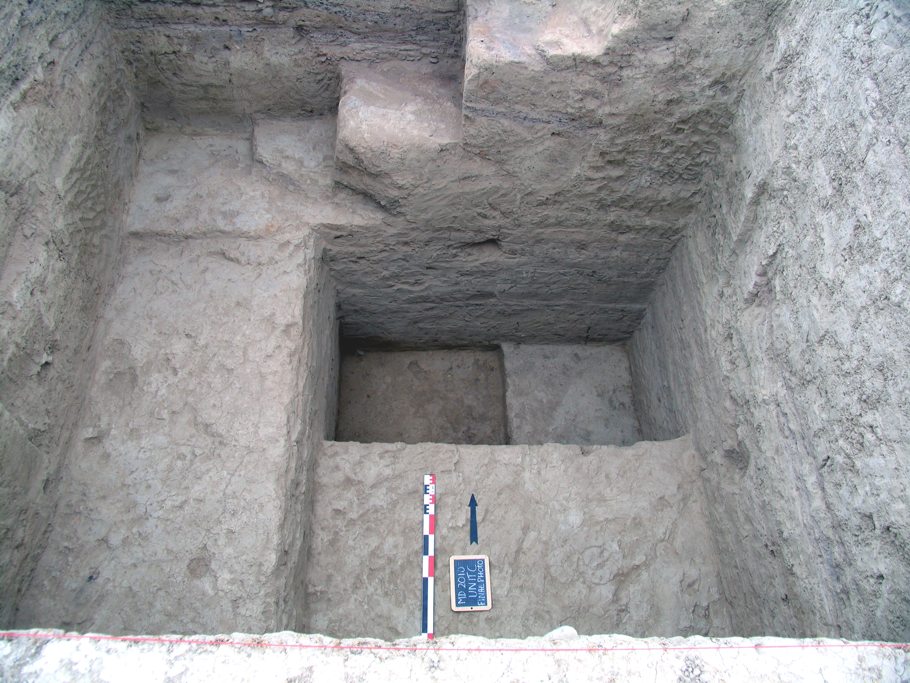 Tiefschnitt in Unit C am Ende der Grabungskampagne 2010. Die Sondage ließ sowohl Äneolithische als auch Neolithische Siedlungshorizonte erkennen. Letztere bestanden vorwiegend aus ephemeren Begehungsflächen.