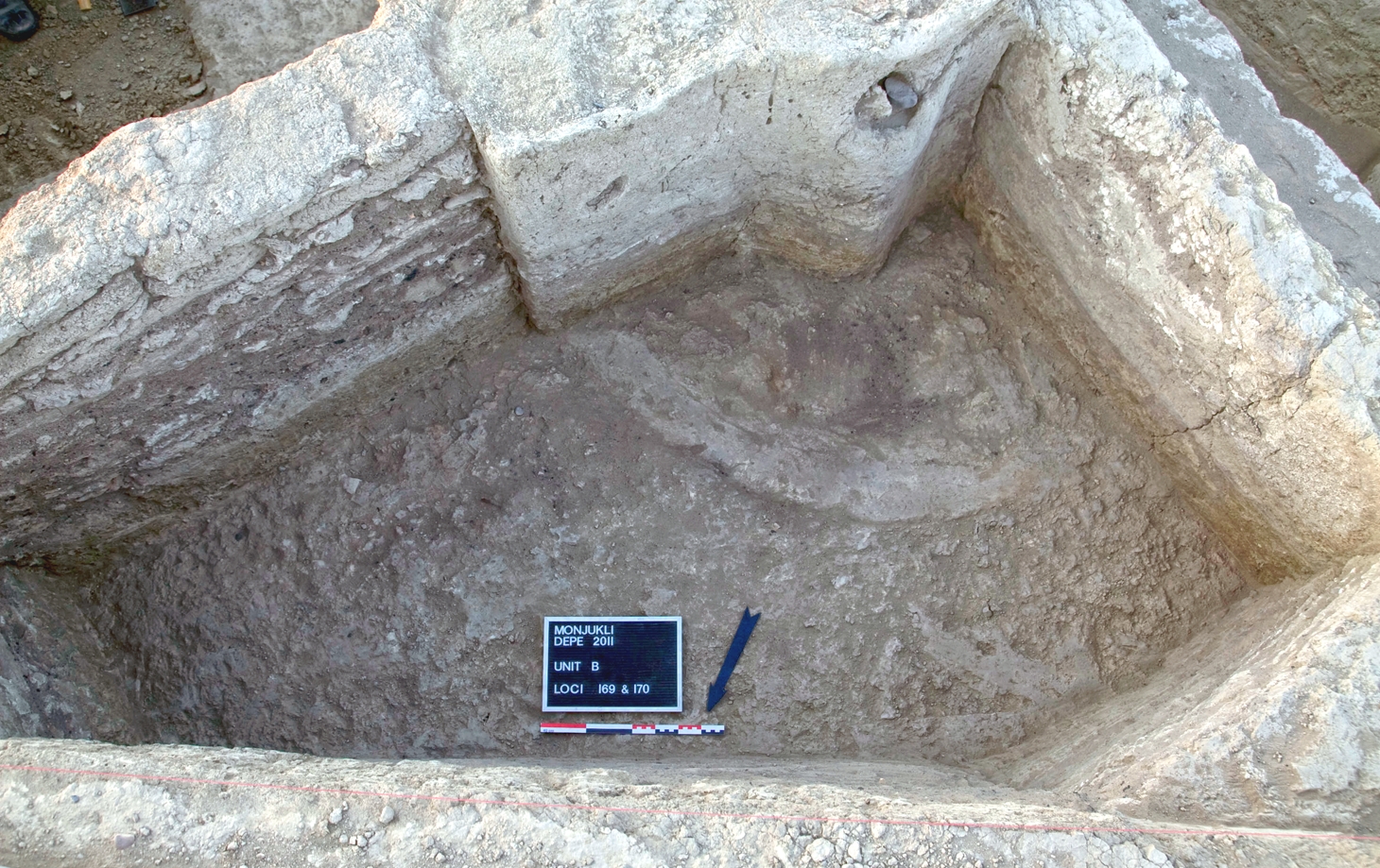 (01060) Eine im Fundort bisher einzigartige Kamin-ähnliche Struktur FI 17, an einem Pfeiler in Haus 3 angebaut. Der Kamin wurde wahrscheinlich während einer kurzen Auflassungsphase benutzt, bevor das Haus renoviert und mit internen Trennmauern versehen wurde.