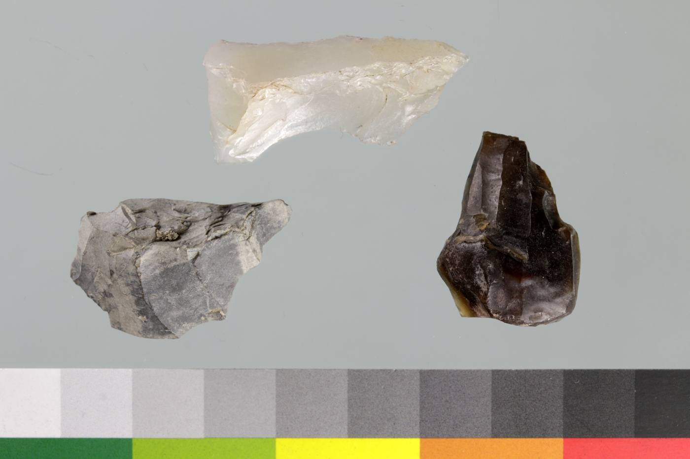 Rejuvenation flakes of different raw materials. They testify to the reduction of chert and chalcedony at Monjukli Depe.