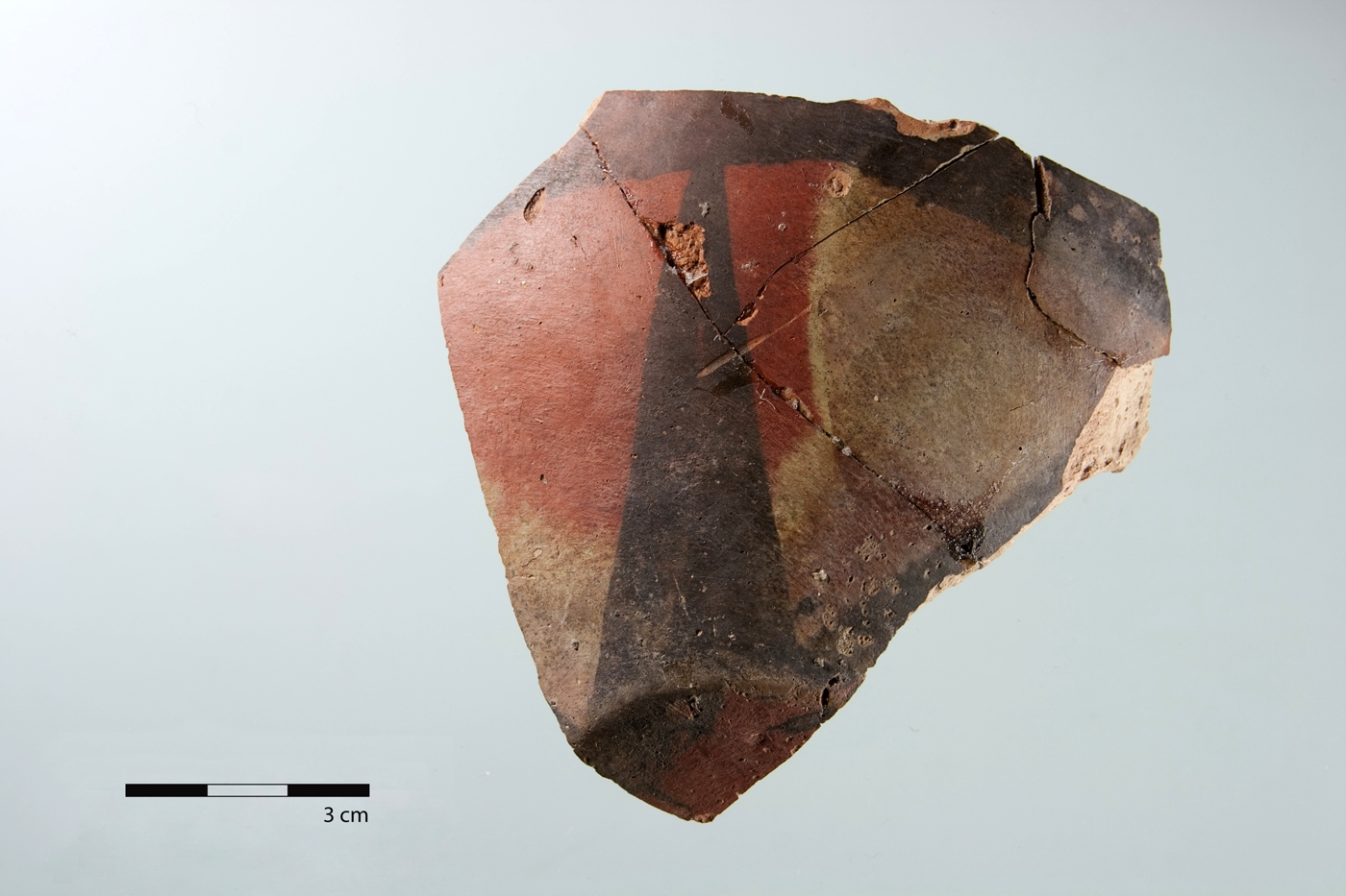 Meana Polytone sherd with painted rays extending upward from the base and reaching the horizontal band along the rim.