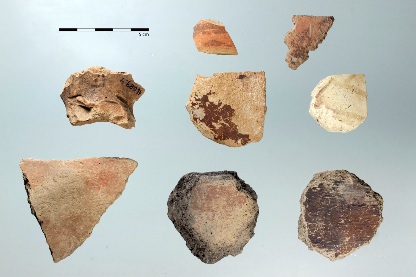 Werkzeuge aus Keramik, hergestellt sowohl aus neolithischen Scherben (untere Reihe, mittlere Reihe rechts und mittig) als auch aus Scherben des Meana-Horizonts (mittlere Reihe links und obere Reihe).
