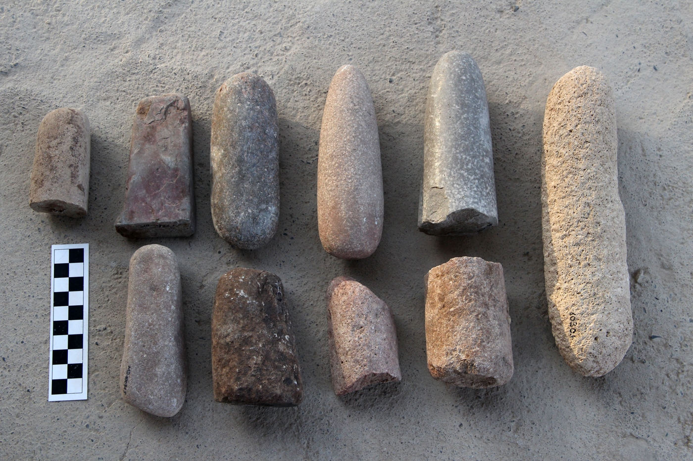 Steinmörser, gefertigt aus unterschiedlichen Rohmaterialien. Einige wurden erheblich bearbeitet, um die gewünschte Form zu erreichen, andere sind mehr oder weniger in ihrer natürlichen Form belassen. 