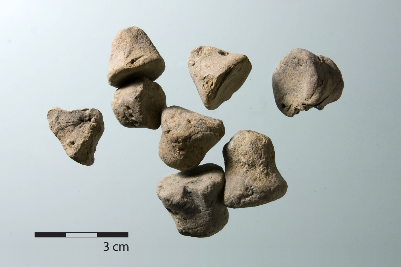 Gedrungene und konische Tokens aus den Ascheschichten in Haus 2.