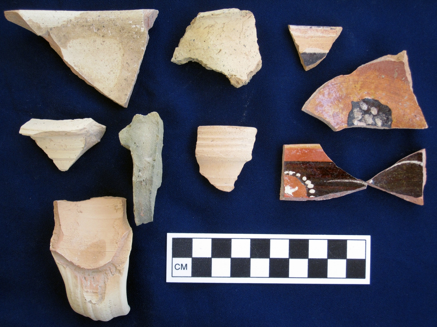 Ausgewählte Keramikscherben aus Shehitli Depe (CMS Site 1), einer Fundstätte der sassanidischen und frühislamischen Zeit.