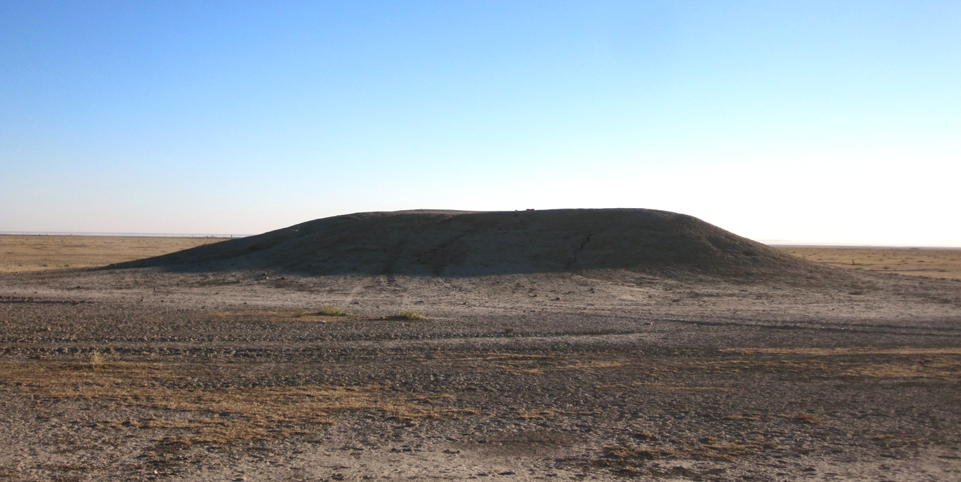 An Early Islamic -period mound in the survey area (CMS Site 49).